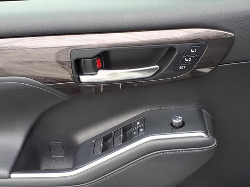 Used 2020 Toyota Highlander Platinum image 18