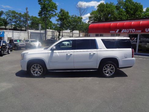 Used 2017 GMC Yukon XL SLE w/ SLE Value Package AWD/4WD image 2
