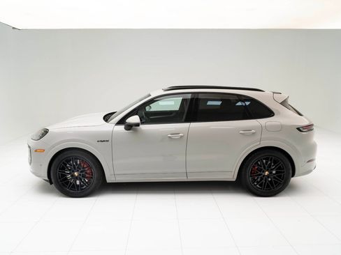 Used 2025 Porsche Cayenne S image 2