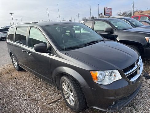 Used 2019 Dodge Grand Caravan SXT image 2