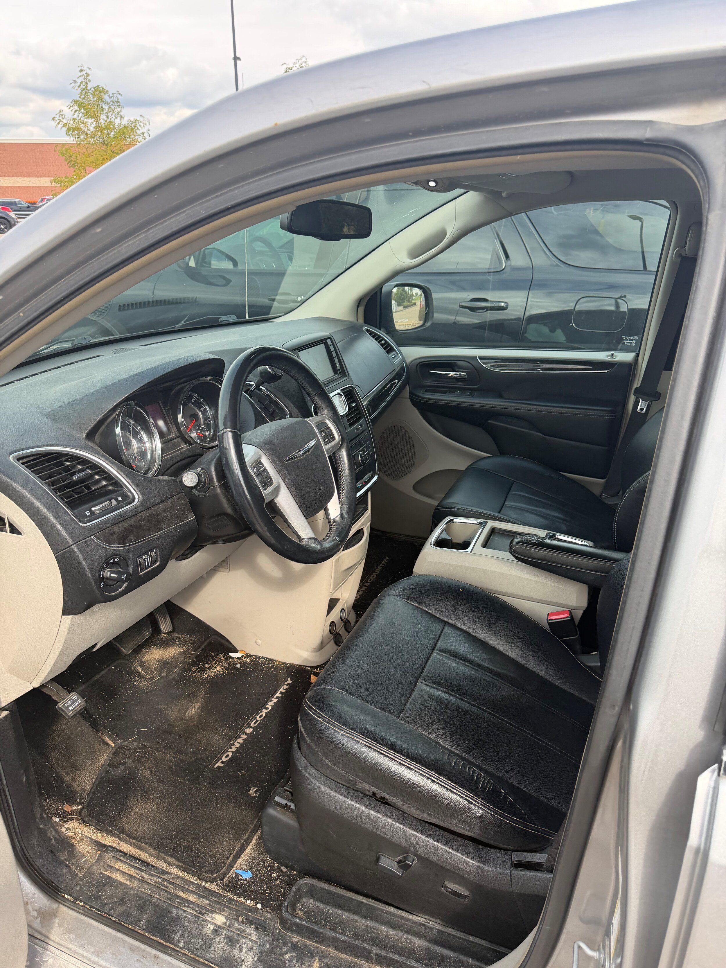 Used 2016 Chrysler Town & Country Touring w/ Driver Convenience Group FWD image 9