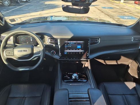 Used 2023 Jeep Wagoneer L Series II image 3