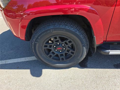 Used 2022 Toyota 4Runner SR5 Premium w/ Moonroof Package AWD/4WD image 10