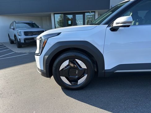New 2026 Kia EV9 Wind image 11