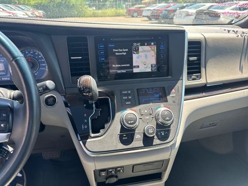 Used 2017 Toyota Sienna XLE w/ XLE Navigation Package FWD image 10