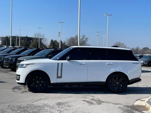 Used 2023 Land Rover Range Rover SE image 4