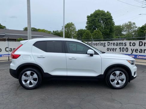 Used 2022 Volvo XC40 T5 Momentum AWD/4WD image 2