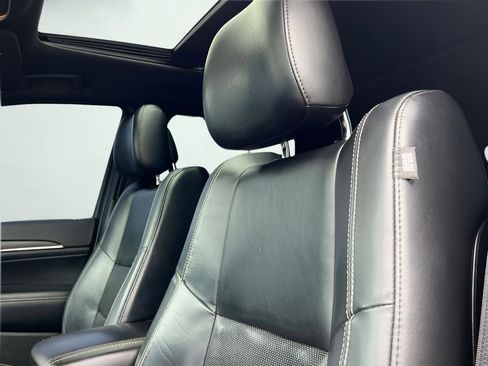 Used 2017 Jeep Grand Cherokee Limited w/ Luxury Group II image 34