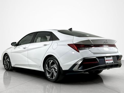 Used 2024 Hyundai Elantra SEL w/ Convenience Package FWD image 3
