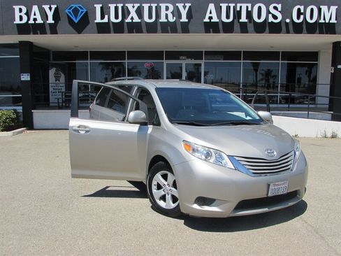 Used 2017 Toyota Sienna LE FWD image 36