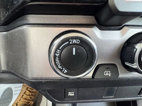 Used 2016 Toyota Tacoma SR5 w/ SR5 Appearance Package (SN) image 30