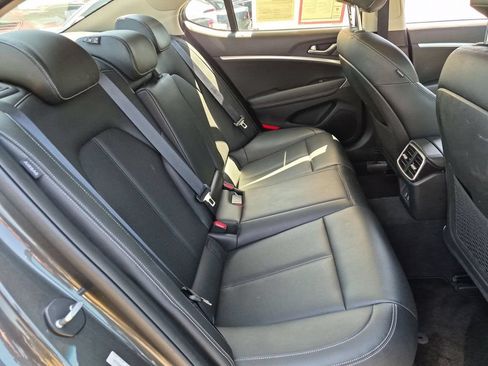 Used 2025 Genesis G70 2.5T RWD image 30