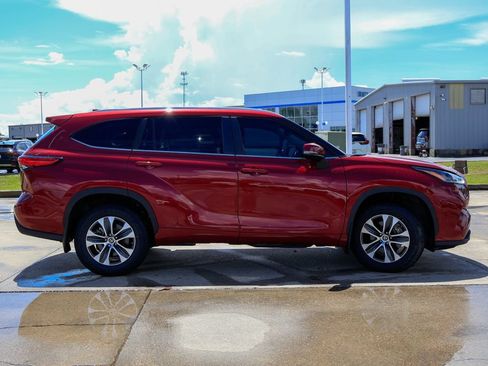 Used 2023 Toyota Highlander XLE AWD/4WD image 25