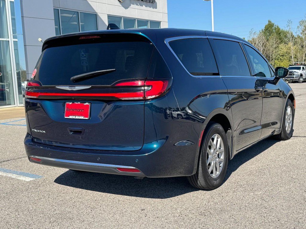 Used 2025 Chrysler Pacifica Select FWD image 4