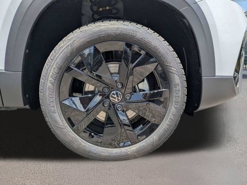 New 2026 Volkswagen Taos SE FWD image 11