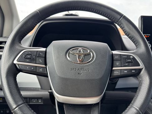 Used 2025 Toyota Sienna XLE FWD image 27
