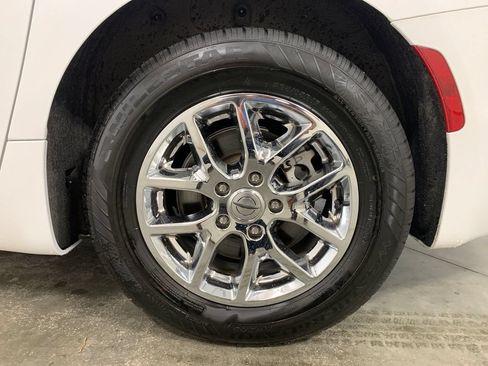 Used 2024 Chrysler Pacifica Touring-L FWD image 5