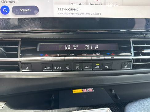Used 2025 Toyota Sienna LE AWD/4WD image 24