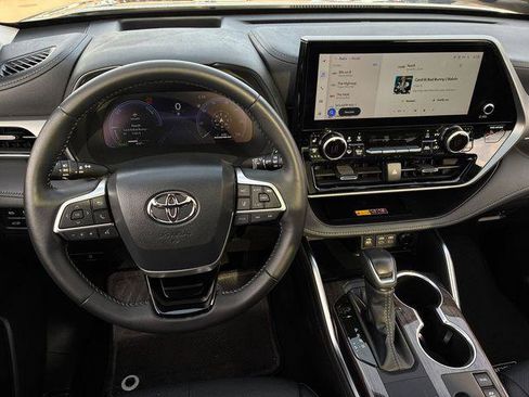 Certified 2026 Toyota Highlander Platinum AWD/4WD image 15
