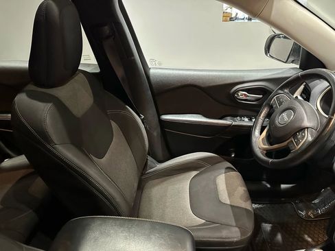 Used 2014 Jeep Cherokee Latitude w/ Comfort/Convenience Group image 37