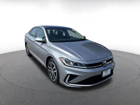 Used 2025 Volkswagen Jetta SE image 3