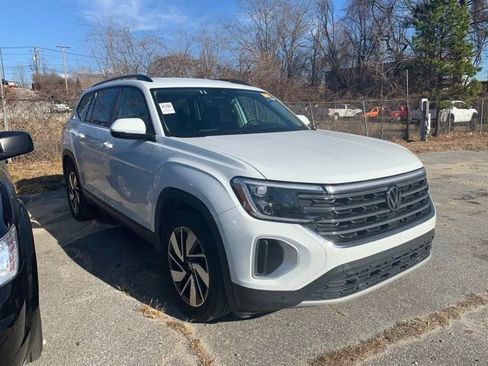 Used 2024 Volkswagen Atlas SE image 3