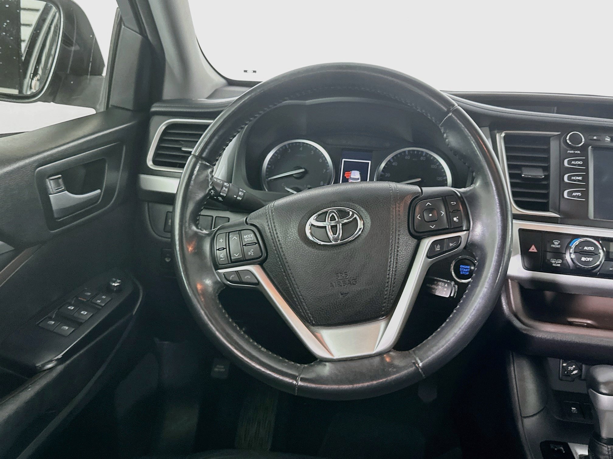 Used 2018 Toyota Highlander XLE FWD image 18