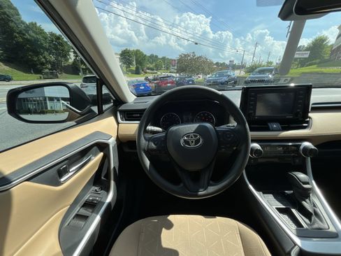 Used 2021 Toyota RAV4 XLE FWD image 18