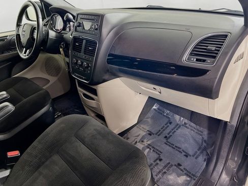 Used 2016 Dodge Grand Caravan SE image 27