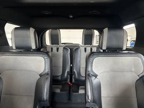 Used 2017 Ford Explorer XLT w/ Equipment Group 202A AWD/4WD image 46