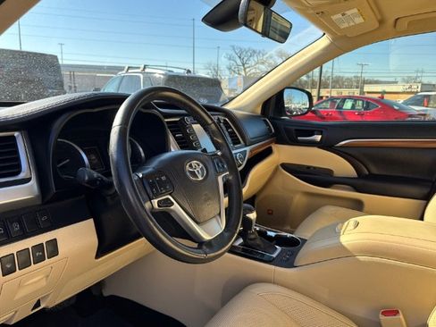 Used 2017 Toyota Highlander Limited w/ Carpet Mat Package image 19