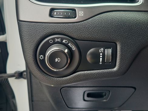 Used 2019 Jeep Cherokee Latitude w/ Popular Appearance Group FWD image 22