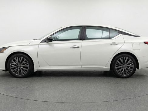 Used 2025 Nissan Altima 2.5 SV FWD image 5