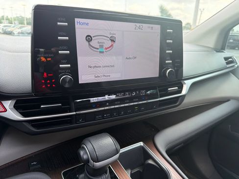 Used 2024 Toyota Sienna XLE FWD image 32
