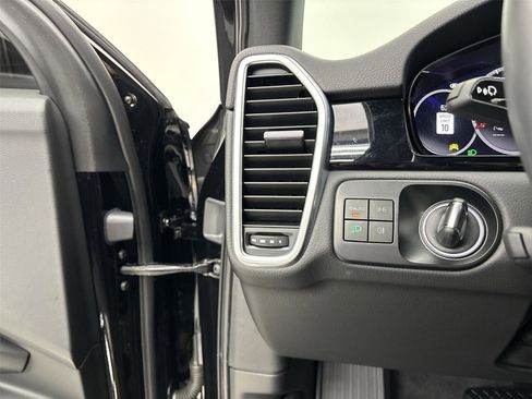 Used 2023 Porsche Cayenne image 31