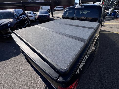 Used 2017 Toyota Tacoma TRD Off-Road image 8