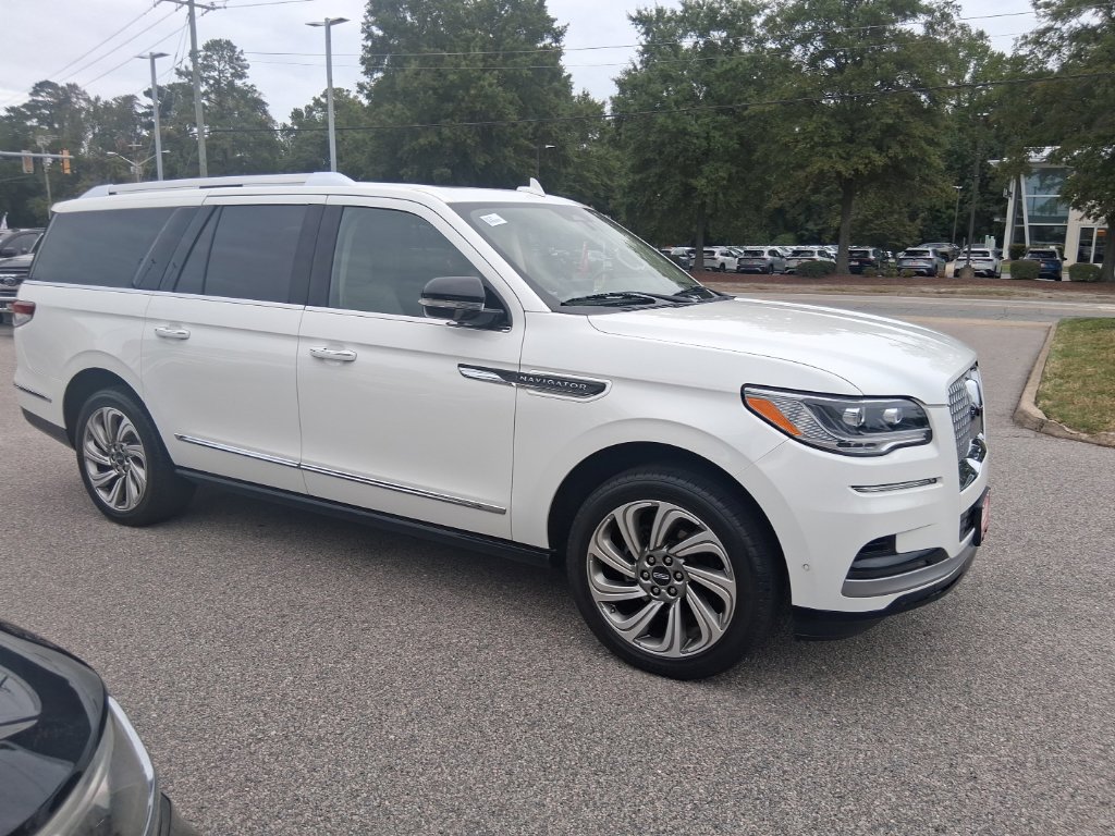 Used 2022 Lincoln Navigator L Reserve AWD/4WD image 4