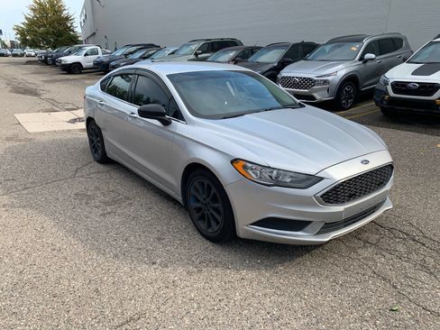 Used 2017 Ford Fusion SE w/ Fusion SE Technology Package FWD image 3