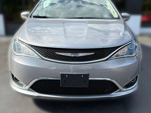 Used 2019 Chrysler Pacifica Touring-L FWD image 8