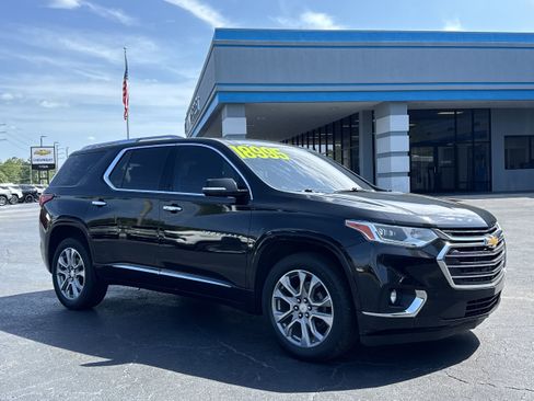 Used 2018 Chevrolet Traverse Premier w/ Driver Confidence II Package FWD image 2