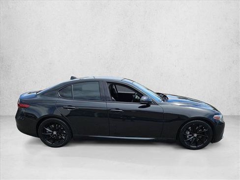 Used 2017 Alfa Romeo Giulia RWD image 4