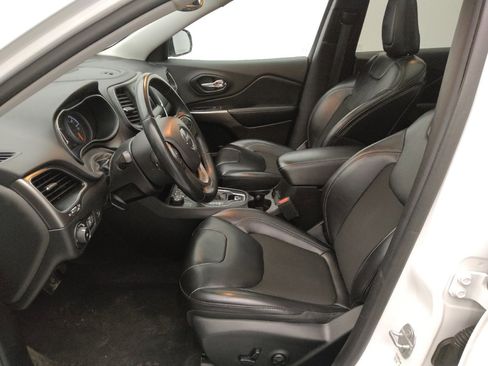 Used 2019 Jeep Cherokee Latitude Plus w/ Comfort/Convenience Group image 17