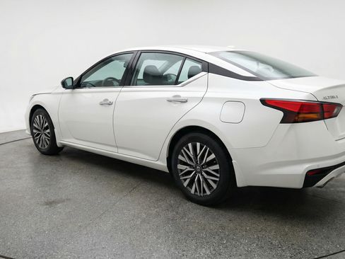 Used 2025 Nissan Altima 2.5 SV FWD image 6
