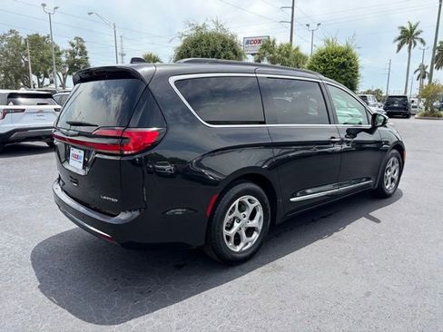 Used 2023 Chrysler Pacifica Limited FWD image 6