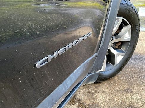 Used 2016 Jeep Cherokee Trailhawk w/ Leather Interior Group image 11