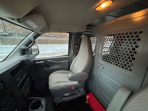 Used 2017 GMC Savana 2500 Van 3D image 13