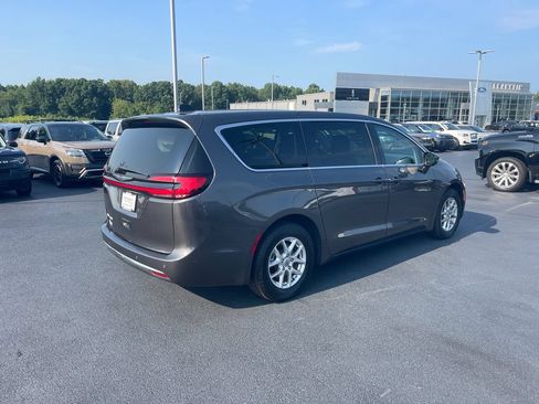 Used 2023 Chrysler Pacifica Touring-L FWD image 5