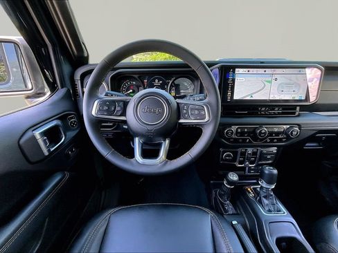 Used 2024 Jeep Wrangler Unlimited Sahara w/ Technology Group AWD/4WD image 8