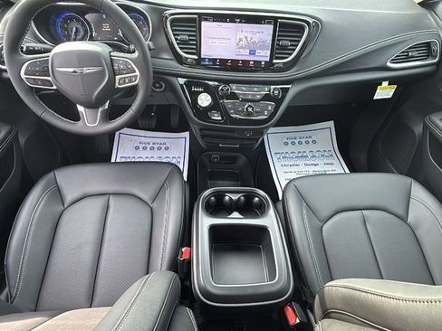 New 2026 Chrysler Pacifica Select image 13