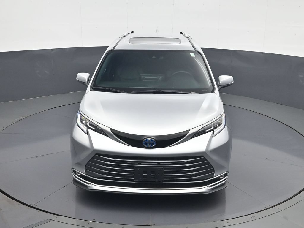 Used 2025 Toyota Sienna Limited AWD/4WD image 16